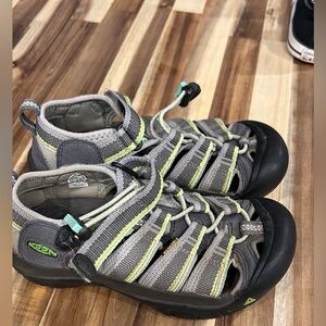 Boys Keens Size 1